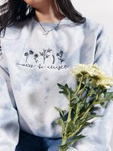Load image into Gallery viewer, Fine Line Floral Crewneck
